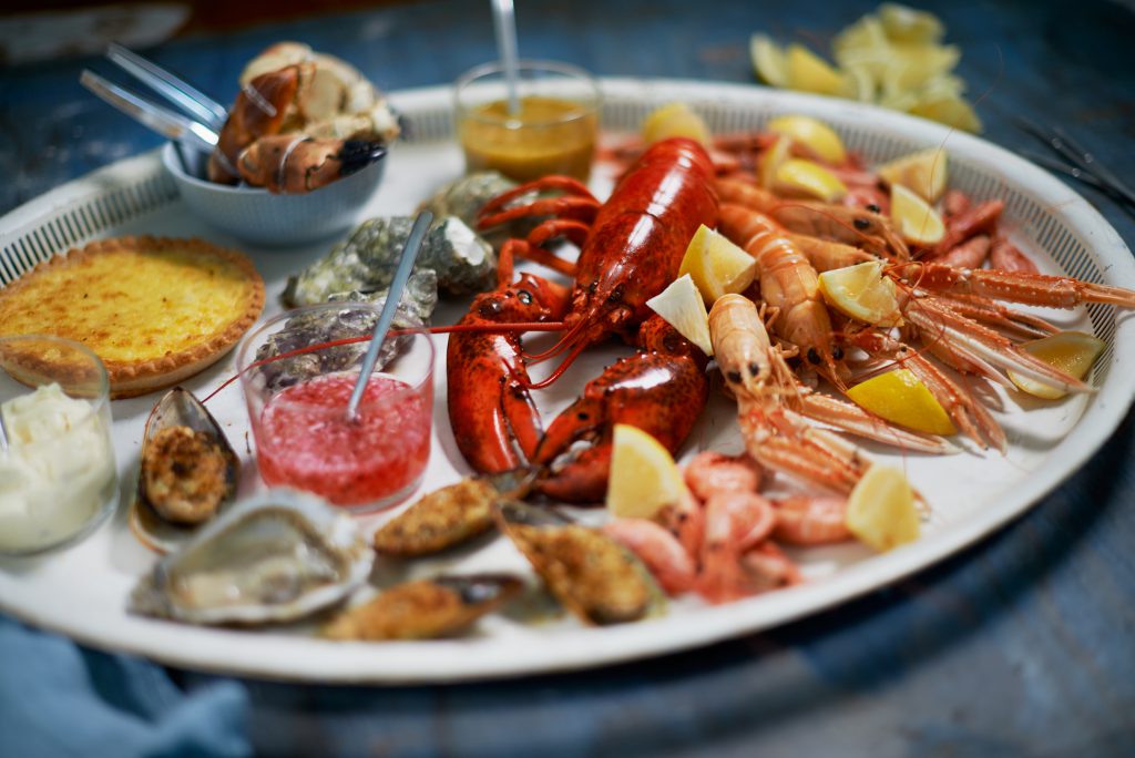 Färska skaldjursfat att beställa på Sjöfolkets fiskrestaurang i Simrishamn tipsar Österlen.se