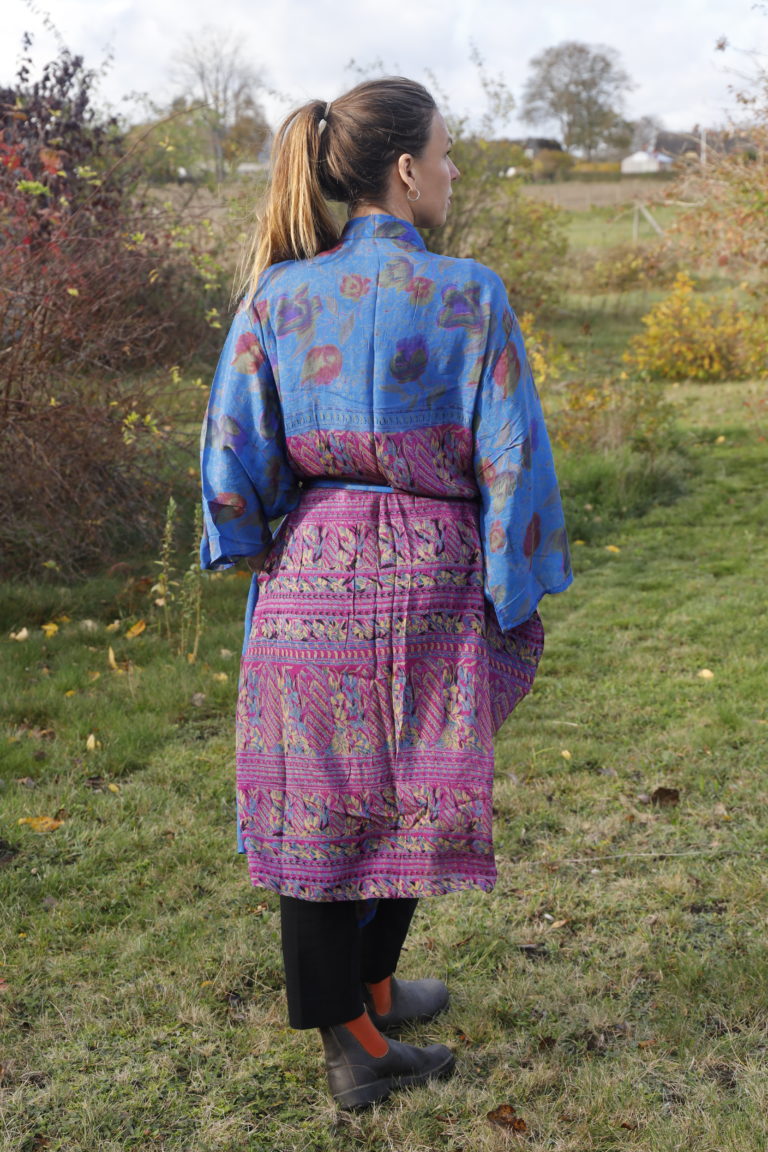 kimono gjord av återanvänd sidensari