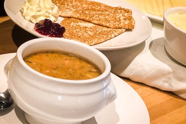 Kiviks Café serverar ärtsoppa och pannkakor