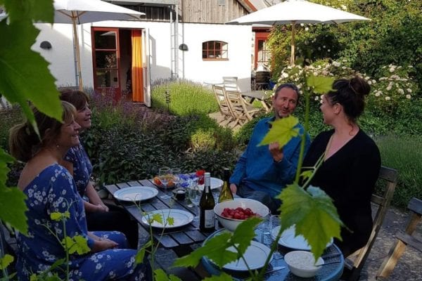 Äta frukost ute i trädgården på STF Brantevik Råkulle Vandrarhem