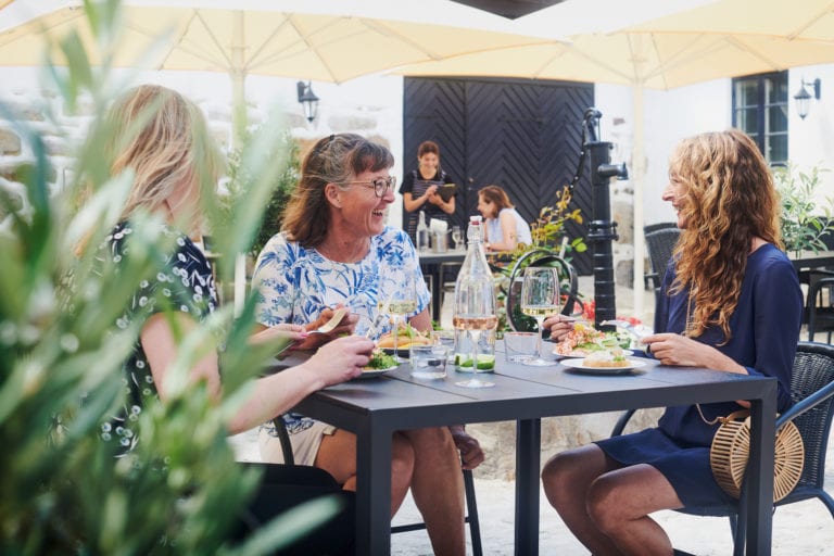 Tobisborg Krog Café och Restaurang uteservering på gården
